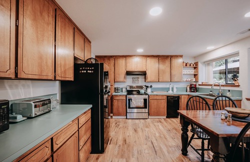 Camano Island Apartamento | Baker View Lodging with hot tub, sound, mountain, and territorial views.