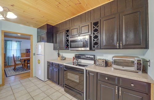Bakersville Casa | North Carolina Retreat w/ Deck, Fire Pit & Grill!