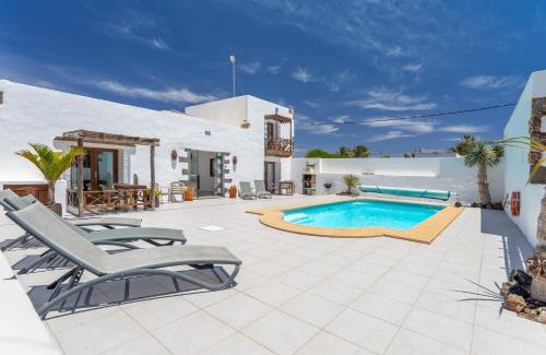 Tiagua Apartamento | Balcón Botánico - Shared Pool - Central Island Location - 10 mins drive to Famara and La Santa