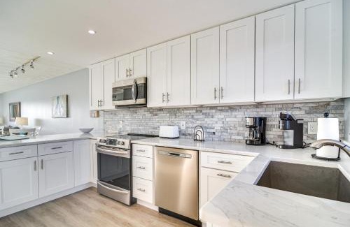 Indian Shores Apartamento | Balcony and Views Sunny Indian Shores Condo!