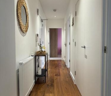 Whittington Apartamento | Balcony Breeze Modern 2-Bedroom