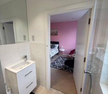 Whittington Apartamento | Balcony Breeze Modern 2-Bedroom