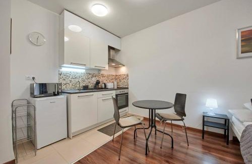 Csarnok negyed Apartamento | Balcony Centropolitan Studio w AC by NW
