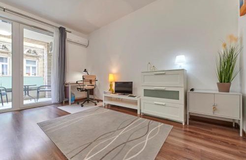 Csarnok negyed Apartamento | Balcony Centropolitan Studio w AC by NW