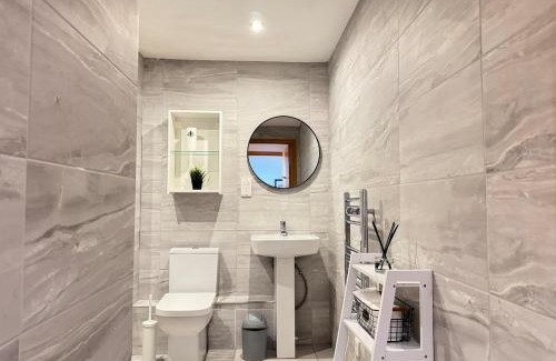 Chinatown Apartamento | Balcony Free Parking Huge TV City Centre Apt