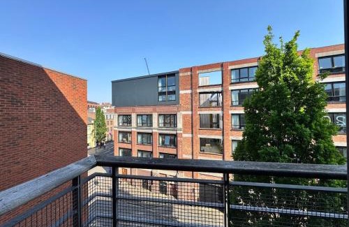 Chinatown Apartamento | Balcony Free Parking Huge TV City Centre Apt