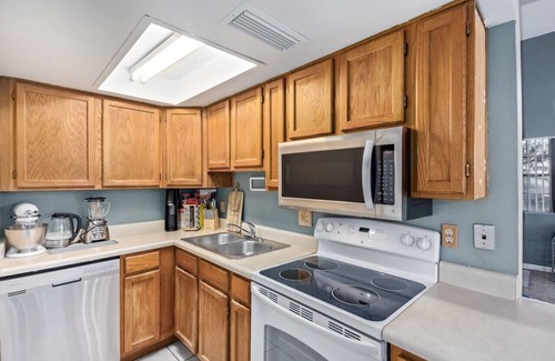 Glendale Apartamento | Balcony | Near Glendale Community College