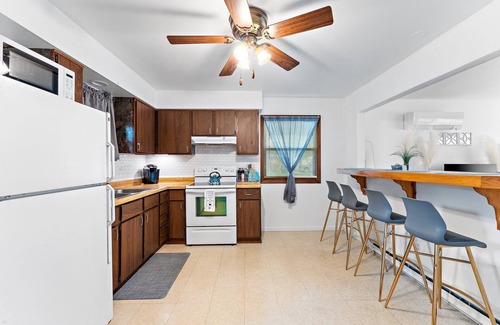 Chesterton Casa | Balcony/Patio/ Separate Fenced Yard + Beach, Park & Downtown+close to Chicago