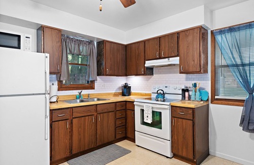 Chesterton Casa | Balcony/Patio/ Separate Fenced Yard + Beach, Park & Downtown+close to Chicago