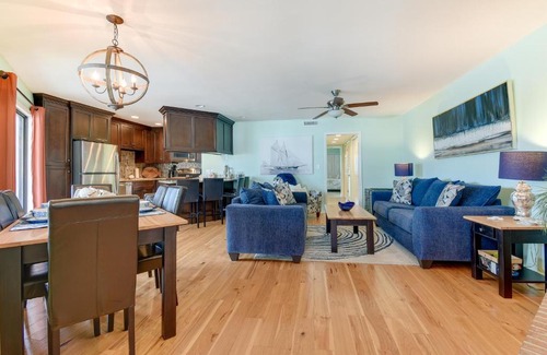 Little River Apartamento | Balcony, Pool and Hot Tub Little River Condo!