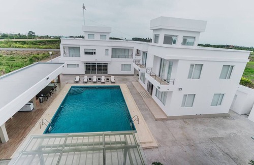 Cojimíes Apartamento | Balcony Room w/ outdoor pool and shared kitchen