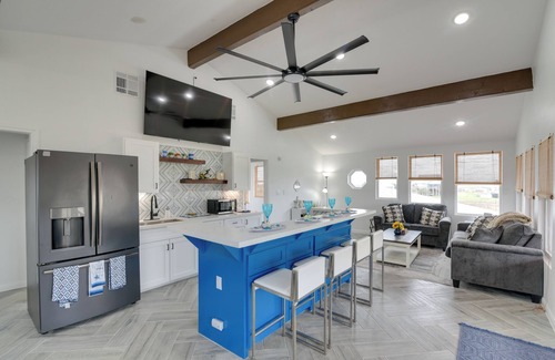 Galveston Apartamento | Balcony & Sunset Views: Coastal Port Bolivar Gem