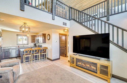 Sturgis Cabina | Balcony & Views: Sturgis 'Twin Peaks' Cabin