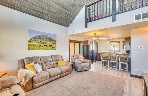 Sturgis Cabina | Balcony & Views: Sturgis 'Twin Peaks' Cabin