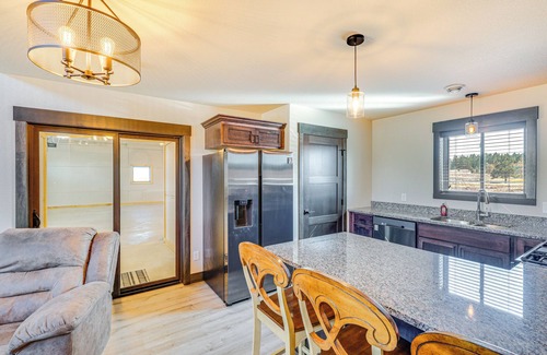 Sturgis Cabina | Balcony & Views: Sturgis 'Twin Peaks' Cabin