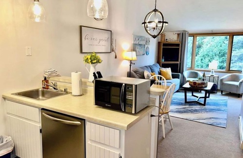Ephraim Condominio | Balcony Views, Walk to Waterfront and popular shopping and restaurants