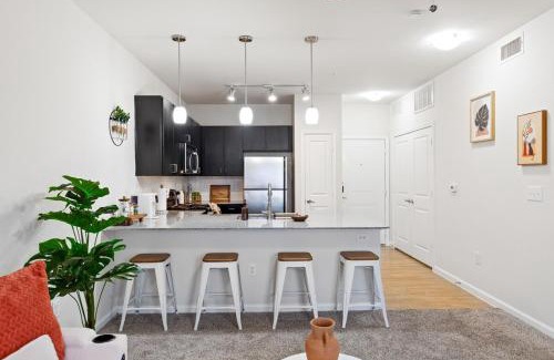 Austin Apartamento | Balcony with Hills View,Pool, Free Parking and Gym