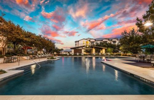 Austin Apartamento | Balcony with Hills View,Pool, Free Parking and Gym