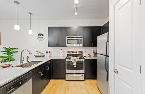 Austin Apartamento | Balcony with Hills View,Pool, Free Parking and Gym