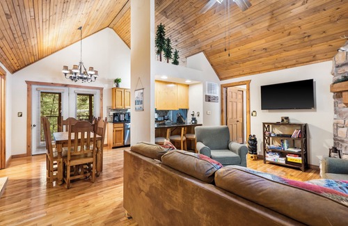 Branson West Cabina | Baldknobber Ridge Escape | West Branson Cabin!