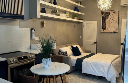 Baldwin Apartamento | Baldwin's Bijou Studio Apartment w/a/c, queen bed