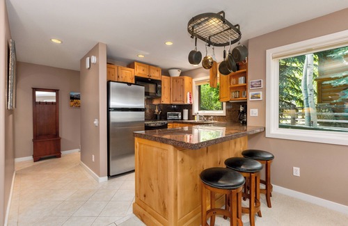 Warm Springs Condominio | Baldy Basecamp at Sun Valley - walk to ski, 3 hot tubs, swimming pool in summer