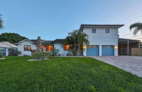 North Hyde Park Casa | Bali Resort Home with pool, putting green, golf simulator, game room
