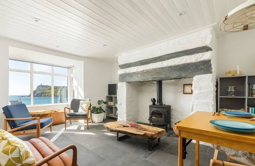 Cregneish Cabaña | Baljean is a charming, eighteenth century cottage, enjoying an enviable position overlooking Port Er
