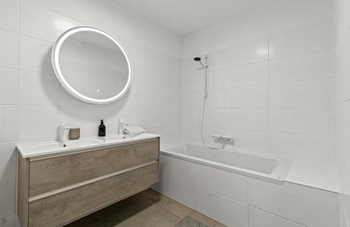 Donaustadt Apartamento | Balkon I Tiefgaragen Parkplatz I 5 min zum Einkaufszentrum I Schnelles WLAN
