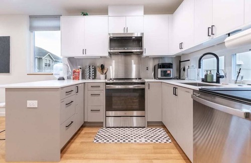 West Woodland Casa | Ballard's Pet-Friendly Mid Century Home + Rooftop Deck