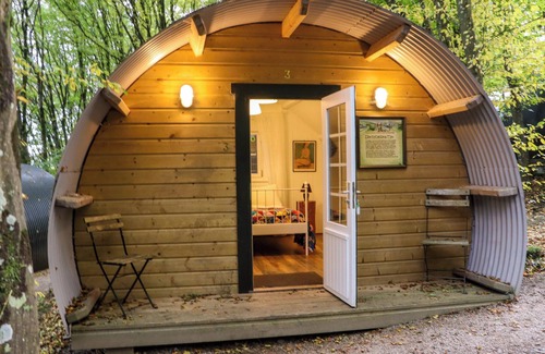 Barranisky Cabaña | BALLYBEG POD 2, romantic, with hot tub in Tinahely, County Wicklow