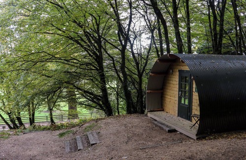 Barranisky Cabaña | BALLYBEG POD 2, romantic, with hot tub in Tinahely, County Wicklow