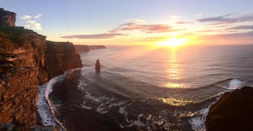 Liscannor Cama Y Desayuno | BallyV House: Private Double Room with en-suite bathroom, breakfast, near Cliffs of Moher