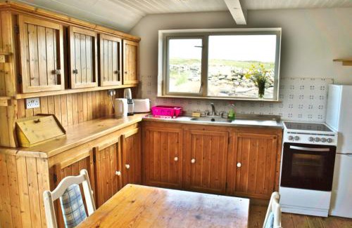 Liscannor Cama Y Desayuno | BallyV House: Private Double Room with en-suite bathroom, breakfast, near Cliffs of Moher