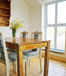 Liscannor Cama Y Desayuno | BallyV House: Private Double Room with en-suite bathroom, breakfast, near Cliffs of Moher
