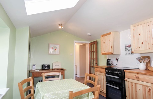 Strathpeffer Cabaña | BALNAIRD FARMHOUSE, family friendly, with a garden in Strathpeffer