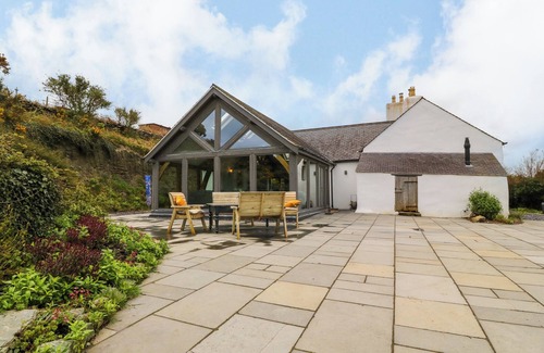 Llaneilian Cabaña | BALOG FARM, family friendly, character holiday cottage in Amlwch