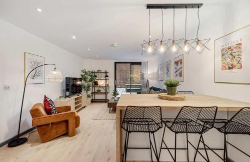 Baltic Triangle Apartamento | Baltic Apt II - City Centre with Parking, Sleeps 6