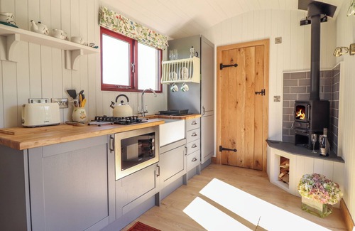Garthmyl Cabaña | BALWEN SHEPHERD'S HUT, romantic, character holiday cottage in Berriew