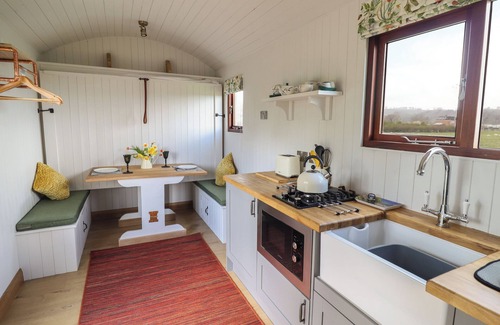 Garthmyl Cabaña | BALWEN SHEPHERD'S HUT, romantic, character holiday cottage in Berriew