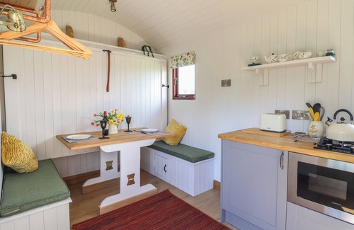 Garthmyl Cabaña | BALWEN SHEPHERD'S HUT, romantic, character holiday cottage in Berriew