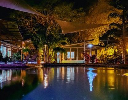 Dominical Hotel | Bamboo River House and Hotel