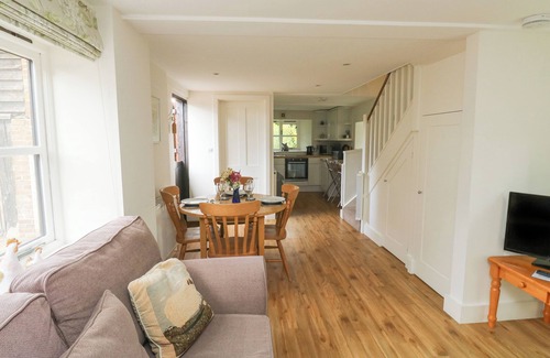 Ottery St Mary Cabaña | BANTAM COTTAGE, pet friendly, with a garden in Ottery St Mary