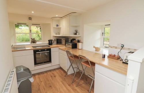 Ottery St Mary Cabaña | BANTAM COTTAGE, pet friendly, with a garden in Ottery St Mary