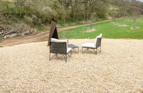 Whittington Cabaña | BANTAM HOUSE 1, romantic, with a garden in Cheltenham