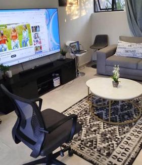 Gaborone Cama Y Desayuno | Baraka's Nest Standard Sleeper Couch