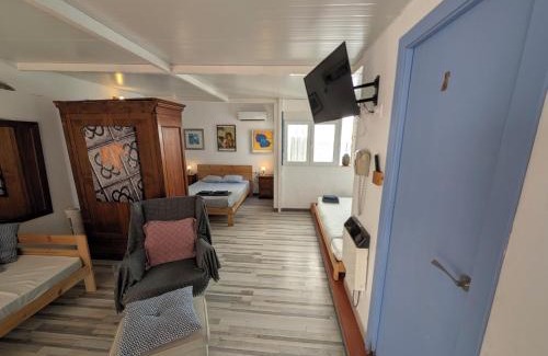 Sant Adria de Besos Apartamento | Barcelona Studios with private kitchen, toilet & shower 20min from the center 5min to the beach