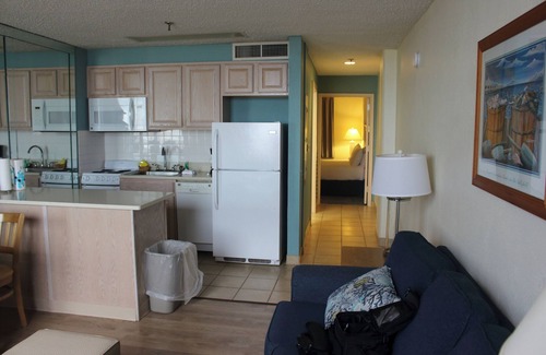 Northeast Virginia Beach Complejo | Barclay Towers Resort Oceanfront Unit with Full Oceanfront Balcony