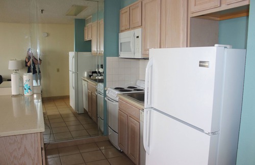 Northeast Virginia Beach Complejo | Barclay Towers Resort Oceanfront Unit with Full Oceanfront Balcony