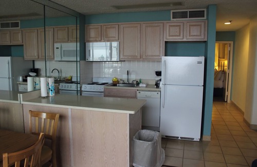 Northeast Virginia Beach Complejo | Barclay Towers Resort Oceanfront Unit with Full Oceanfront Balcony